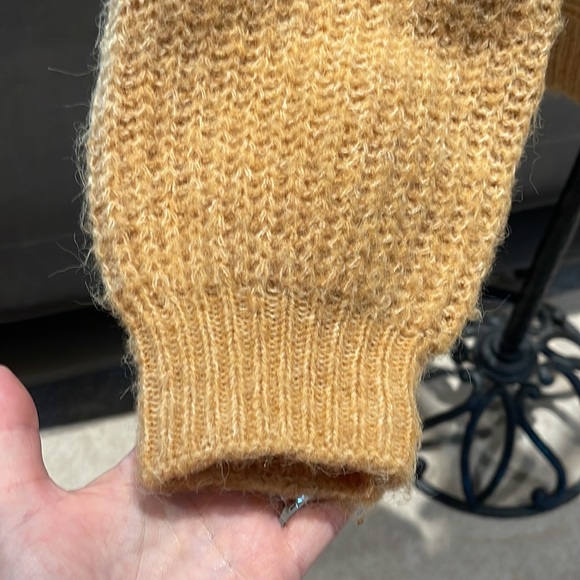 Mustard crewnwck sweater - Picture 2 of 3
